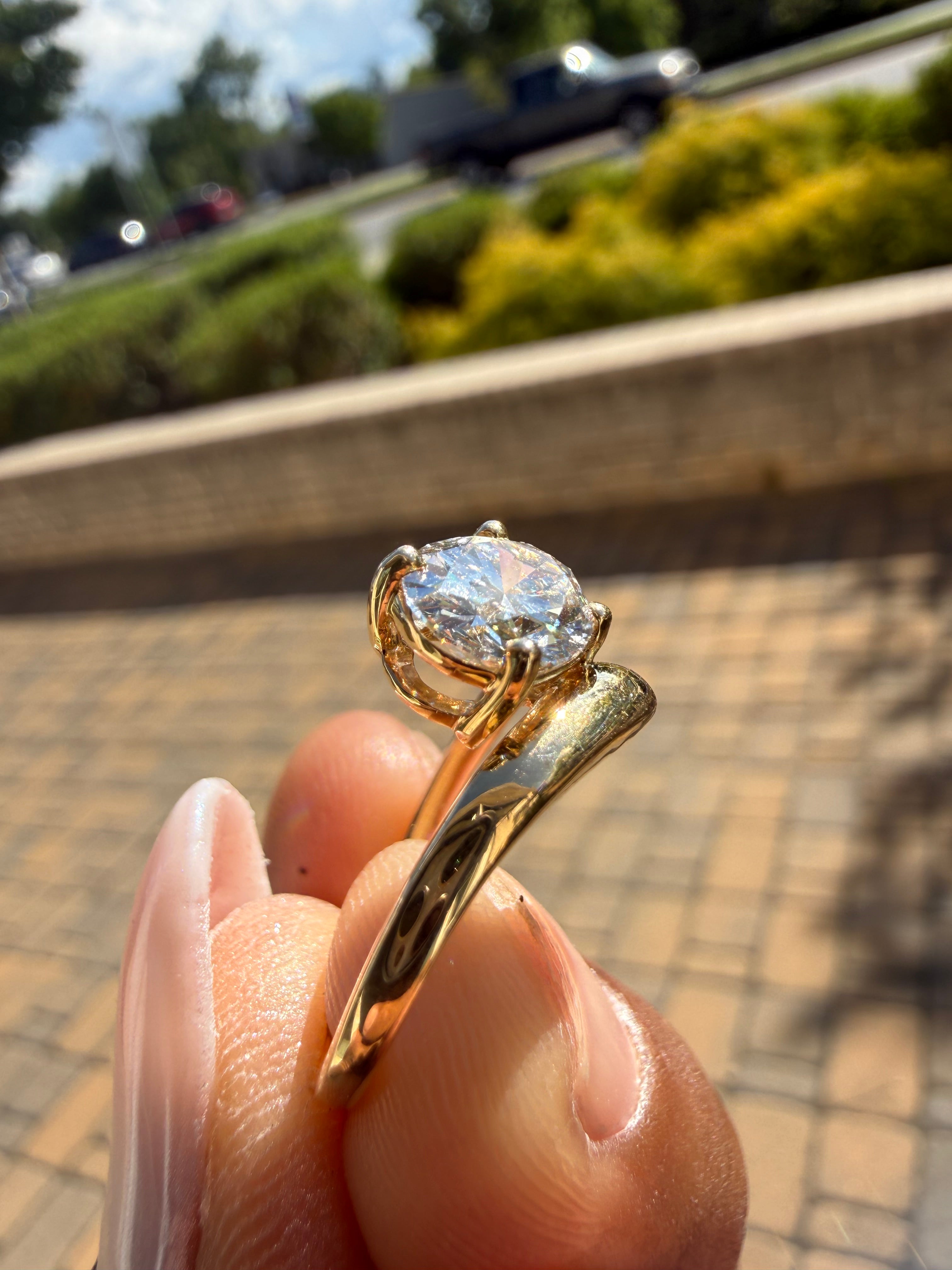 2 carat oval cut ring cut E vs IGI certified with special cut handcrafted in grown diamond 14k gold