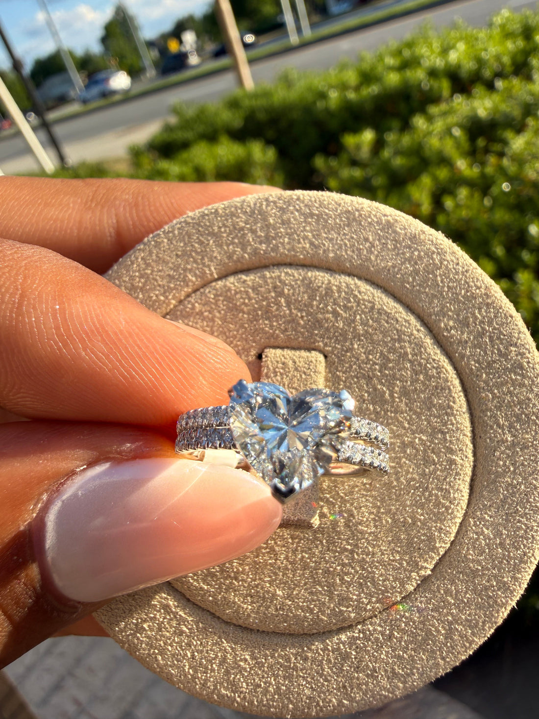 4 carat ring heart VS  with 3 carat center stone IGI E vs certified with side igi certified  full engagement set with diamond band handcrafted in grown diamond 14k gold ( made in gold ) iGI certified Diamond