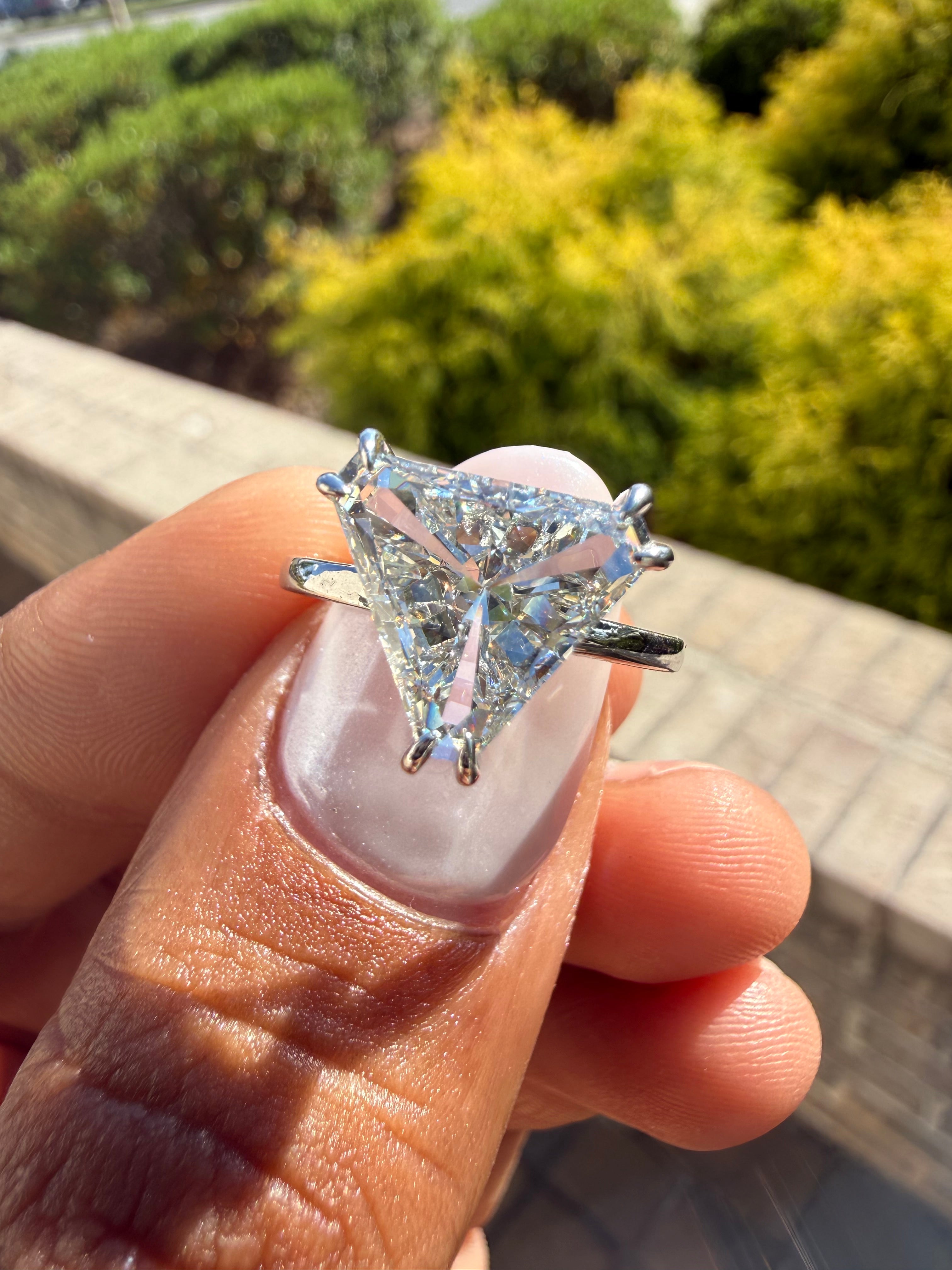 3 carat Traingle cut E vs IGI certified made with special cut handcrafted in grown diamond 14k gold